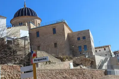 a street sign in front of a building with a dome at Alojamiento turistico LaVid in Requena