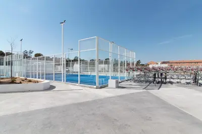 a large glass building with a swimming pool at Global Vacacional, Apartamento para 5 personas con terraza y vistas a la piscina in Canet de Berenguer