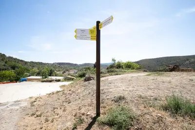 a street sign on the side of a road at Casa Rural Lavadero en Teresa in Ríos de Abajo