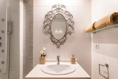 a bathroom with a sink and a mirror at Valencia Doble A Deluxe in Valencia