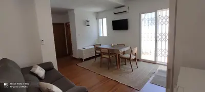 a living room with a couch and a dining room table at Mi pequeña terraza in Alaquas