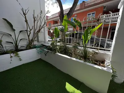 a garden with plants on the side of a building at Casa Isabel aeropuerto feria Valencia in Partida de La Cañada