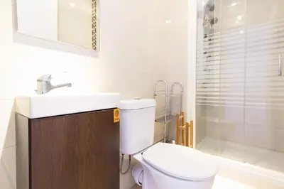 a bathroom with a toilet and a sink and a shower at Global Vacacional, Apartamento de 4 habitaciones a 100 m de la playa in Puerto de Sagunto