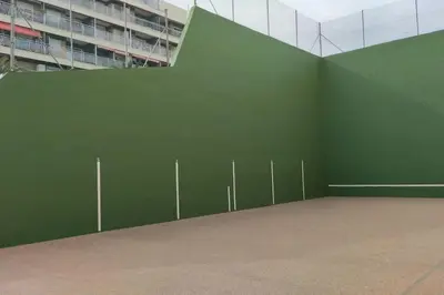 an empty room with a green wall at Playa Puebla de Farnals Valencia in Masalfasar