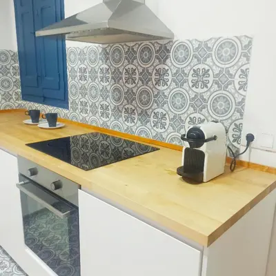 a kitchen counter with a toaster on top of it at Vistas a las palmeras in Burjasot